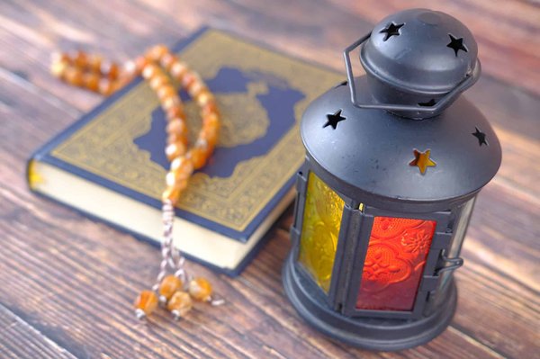 Pourquoi offrir un coran rose à une femme ?