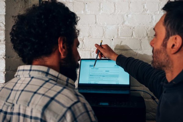 Engager un artisan : Processus et questions à poser